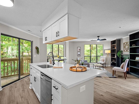 2nd image of 124 New Kent Pl