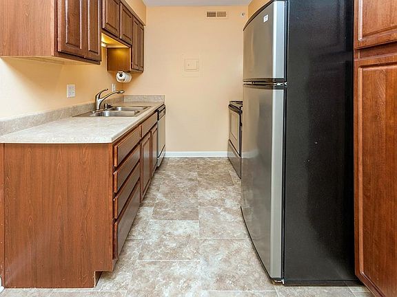 5th image of 3405 Woodland Ave Unit 62C