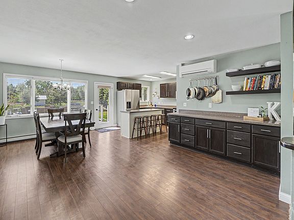 3rd image of 215 Katy Ct