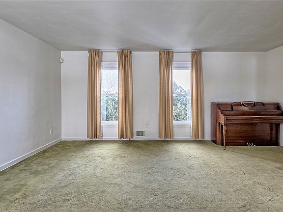 5th image of 585 Short St