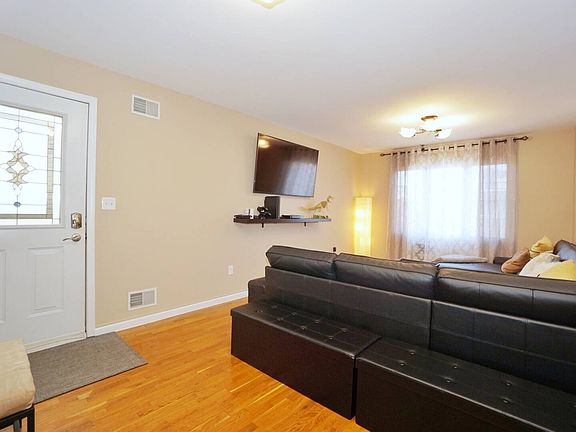2nd image of 989 Olympia Blvd