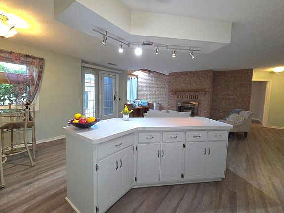 3rd image of 350 Oakwood Dr APT 4