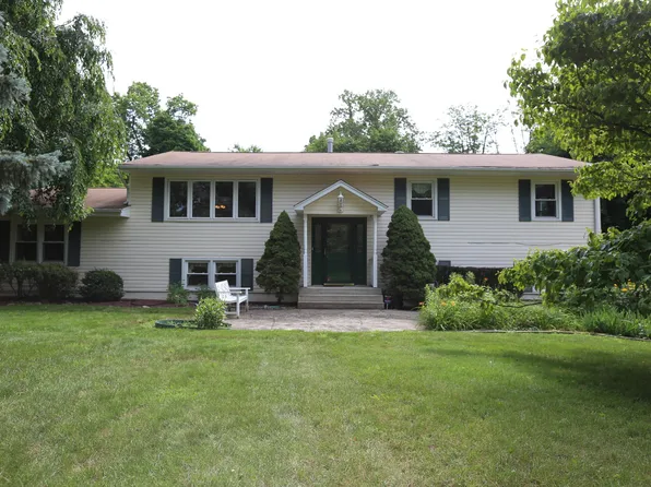 6 Summit Dr, New City, NY 10956