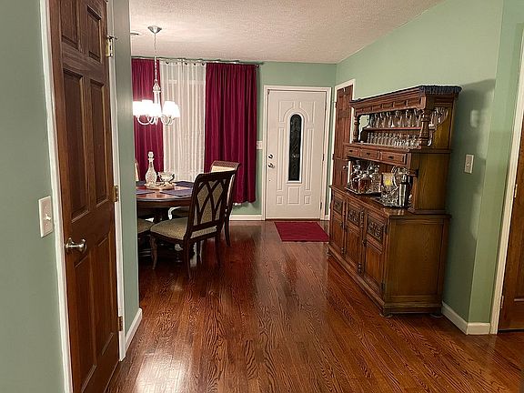 Dining Area & Entry