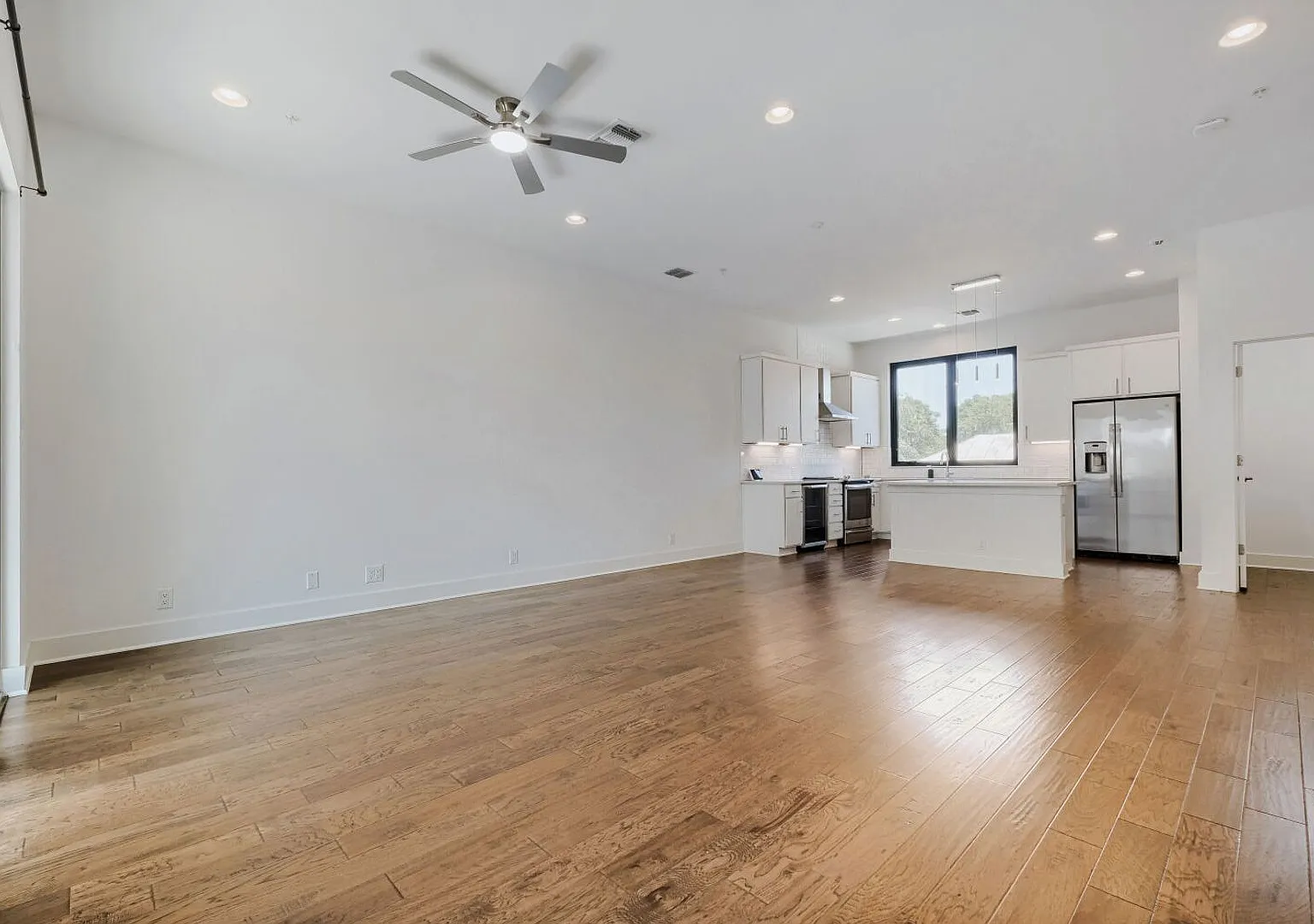 Modern Luxury Townhome in Gated Community - Rooftop Balcony & Premium Upgrades! — Photo 3