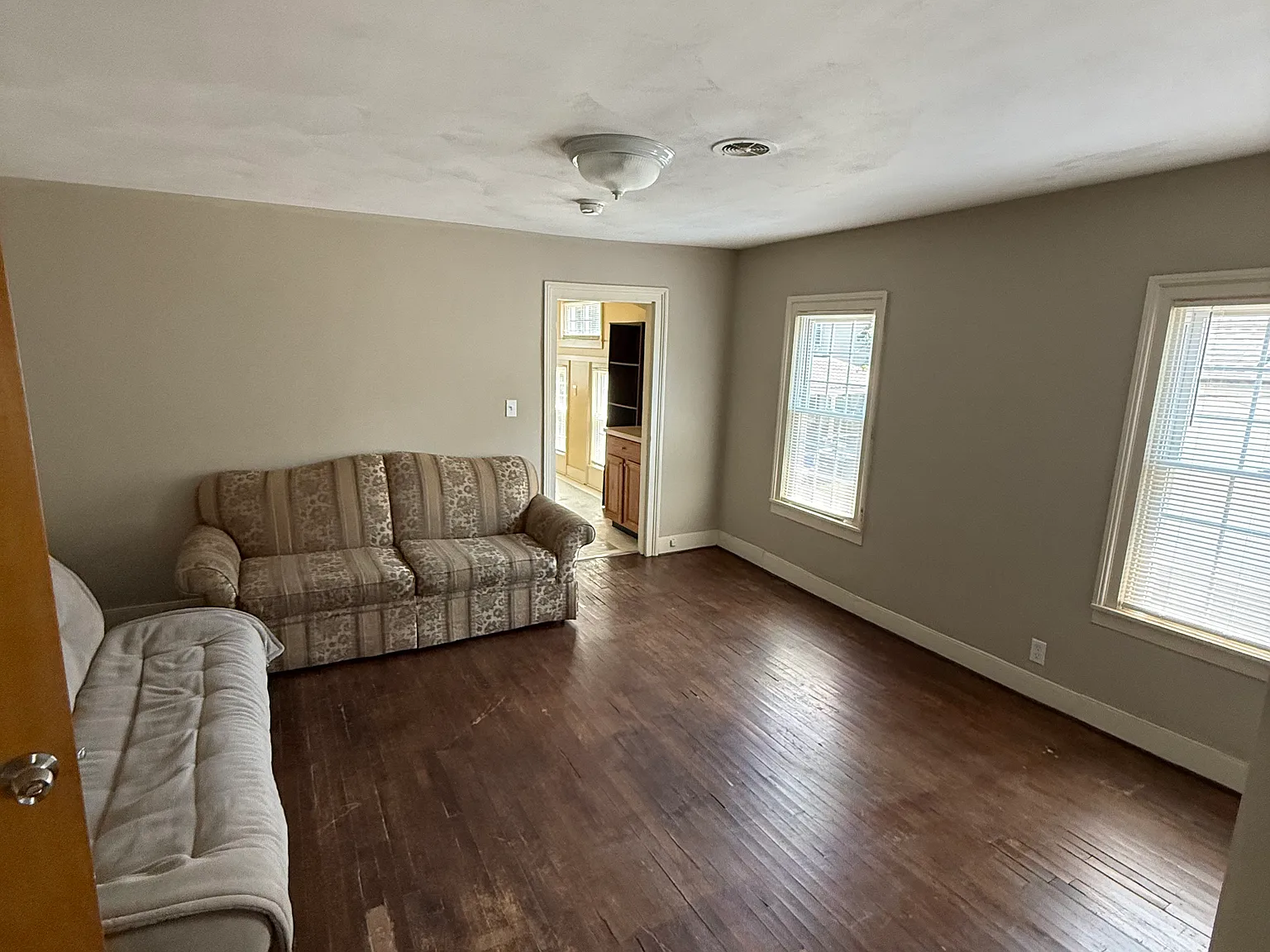3 bed, 1100 sqft, $1,300 — Photo 3