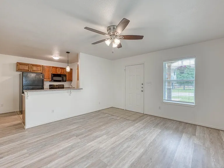 1511 N Claremont Cir — Photo 3