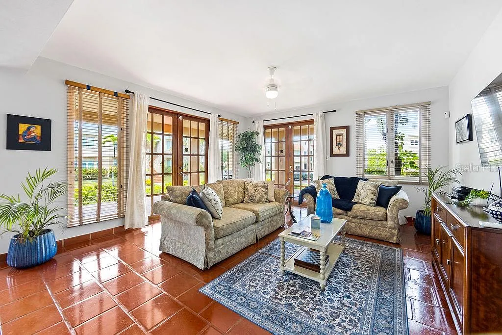 3 bed, 3.0 bath, 2732 sqft, $6,200 — Photo 4