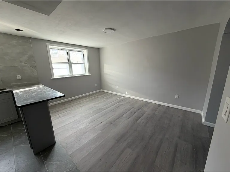 2828 Devereaux Ave — Photo 2