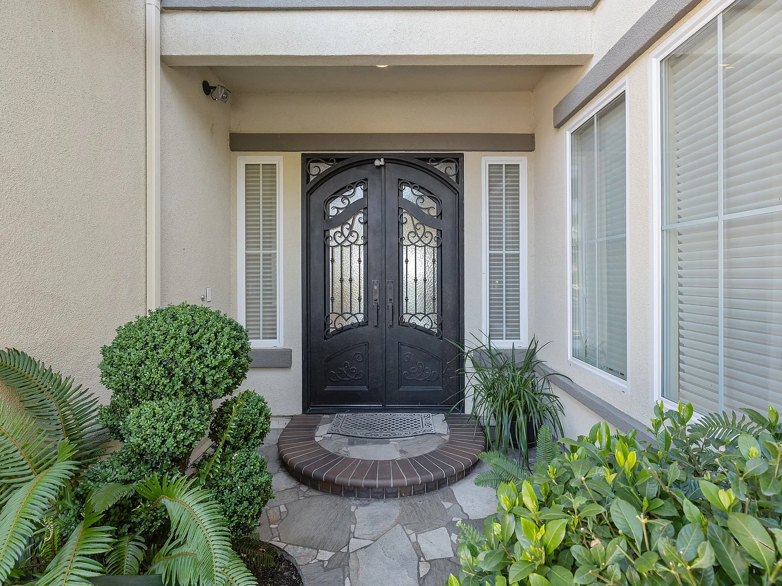 5 bed, 4957 sqft, $9,450 — Photo 1