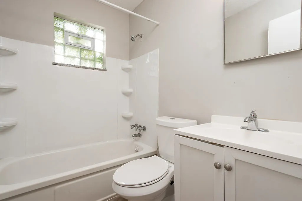 2 bed, 1000 sqft, $1,100 — Photo 4