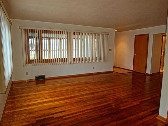 4th image of 120 Fairview Blvd