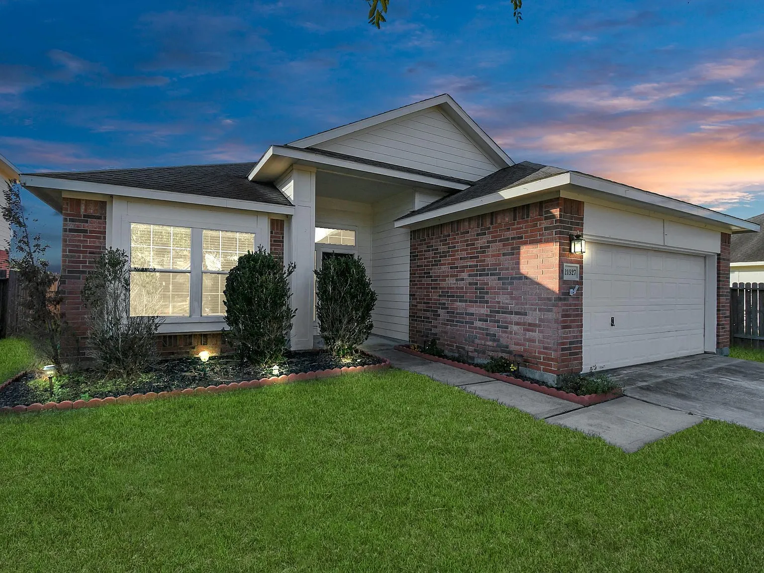 3 bed, 2.0 bath, 1809 sqft, $2,300 — Photo 2