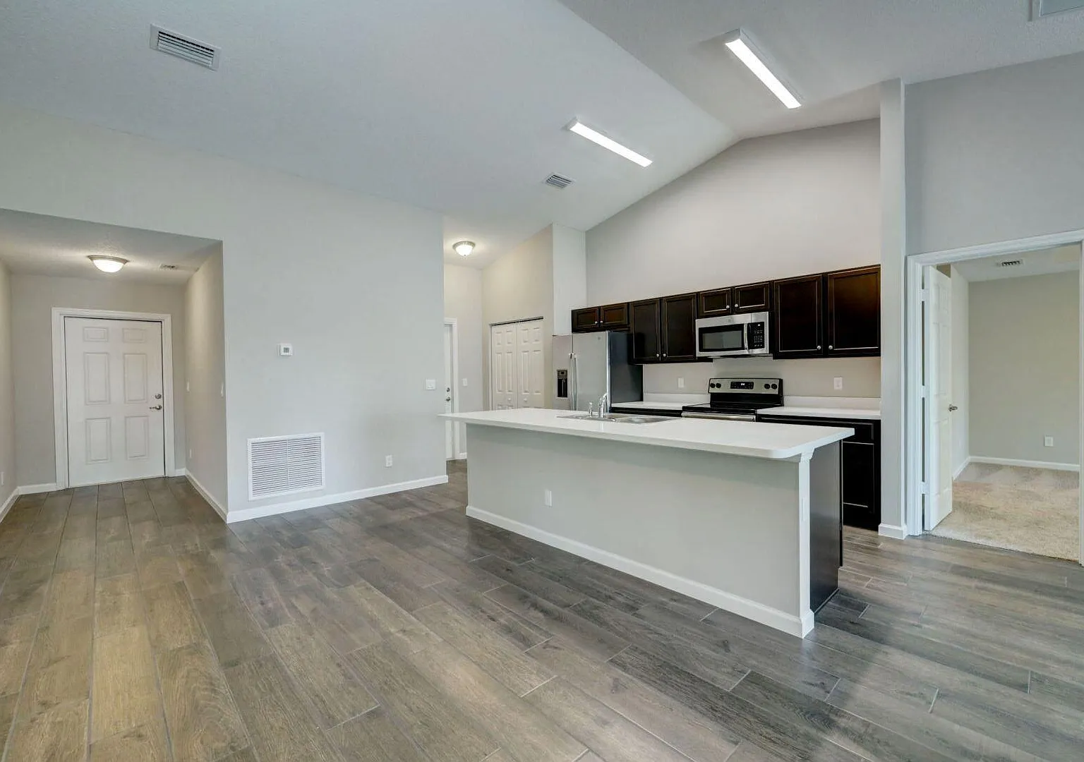 4 bed, 2.0 bath, 1915 sqft, $2,850 — Photo 2