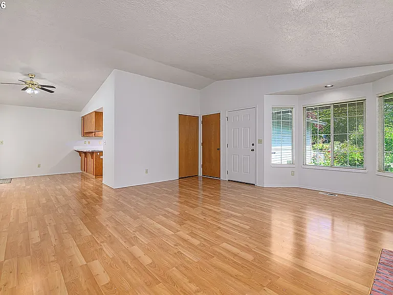 9707 SE Reedway St — Photo 7