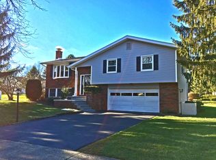5517 Meadow Dr, Orefield, PA 18069