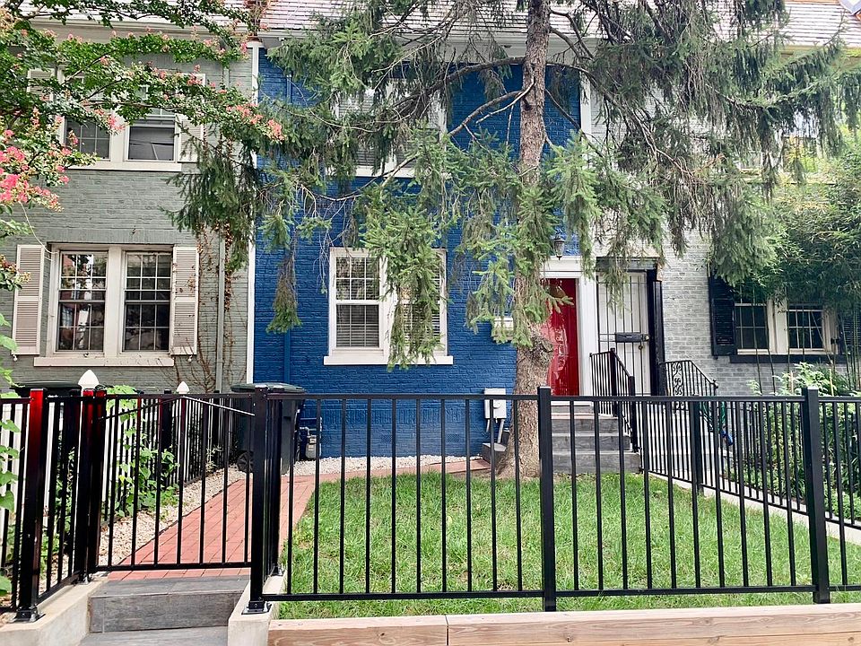 Fenced-in front yard with private entrance