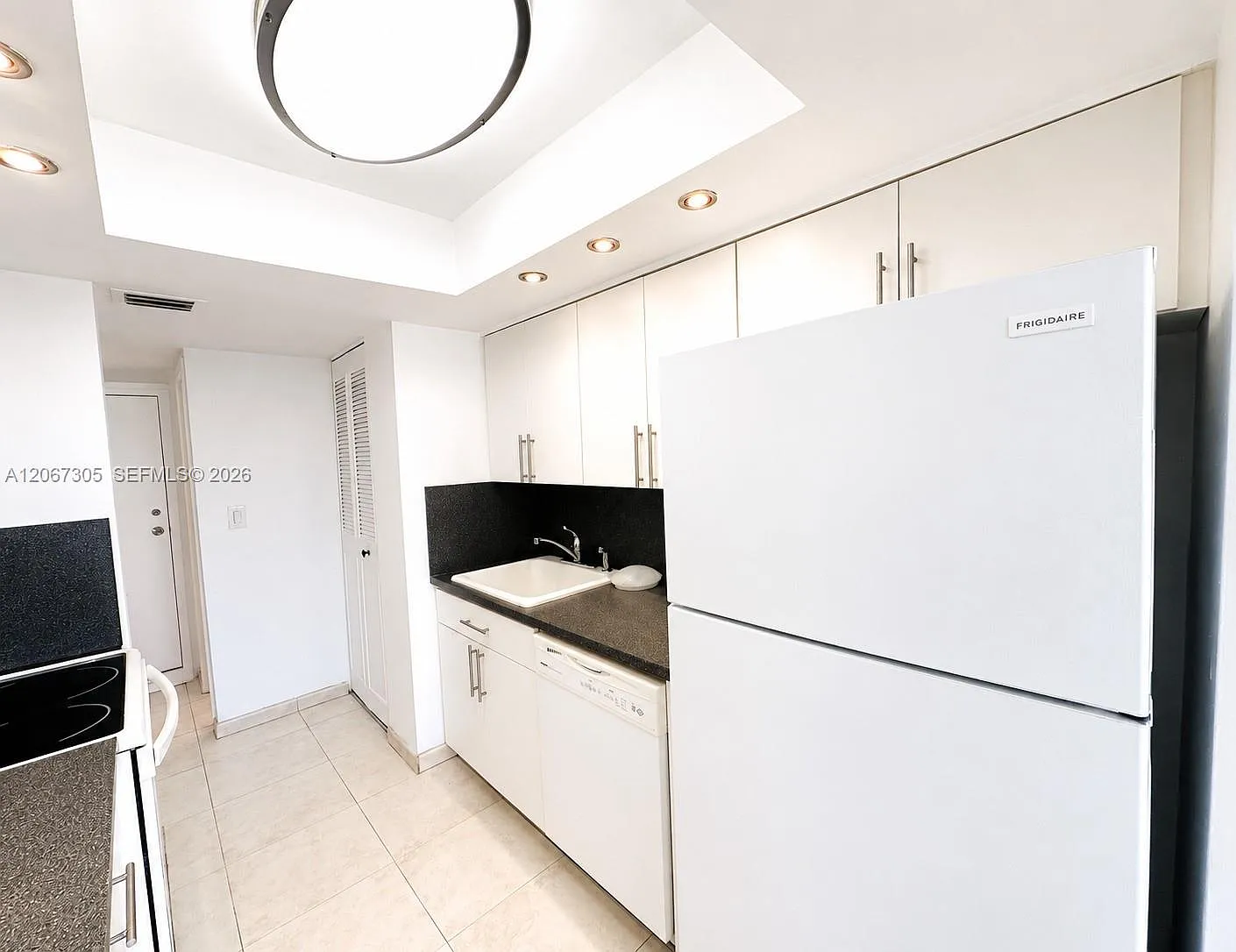 Winston Towers 100 Condo — Photo 4