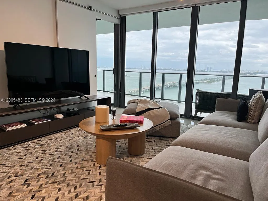 One Paraiso Condo — Photo 4