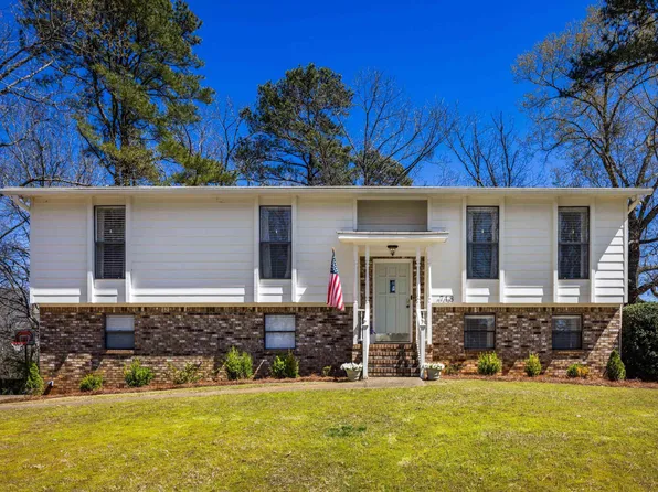 748 Oak Dr E, Trussville, AL 35173