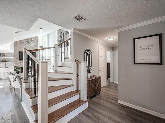 3rd image of 14203 Hillvale Dr
