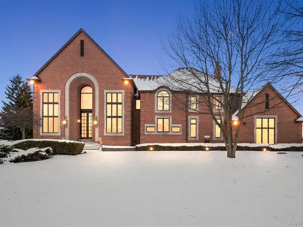 5744 Lochmoor Ct, Rochester, MI 48306