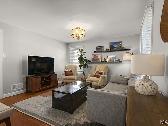 4th image of 7062 Winona Ave