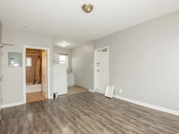 241 Gibson Ave #4, Hamilton, ON L8L 6K2