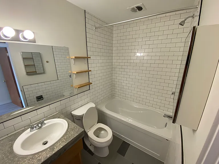 514 12th St E #11 — Photo 9