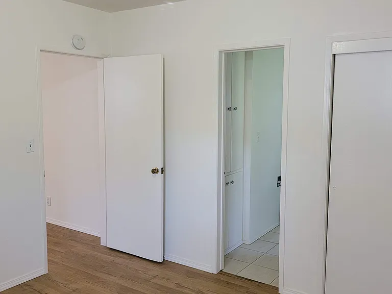 Bedroom (another view)