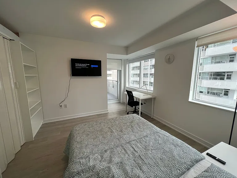 33 Dunfield Ave #703A — Photo 2