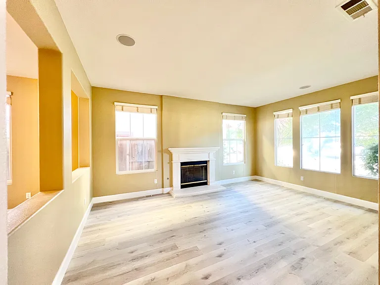 1578 Glencrest Dr — Photo 3