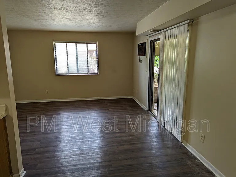 6054 In The Pines Dr SE — Photo 4