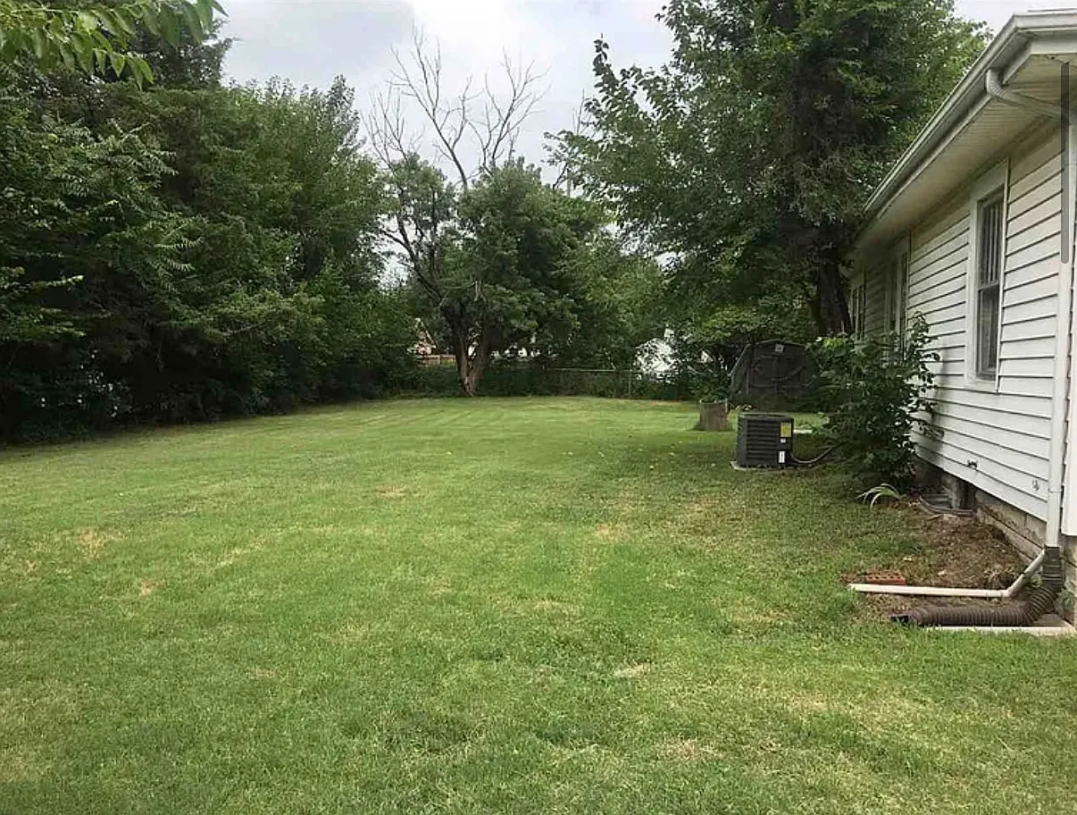 302 N Edwards Ave — Photo 3