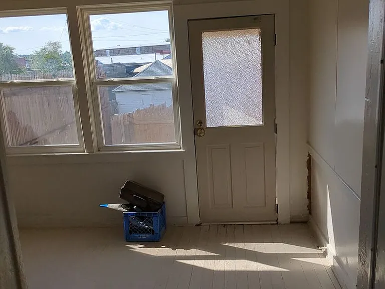 1529 W King St — Photo 5