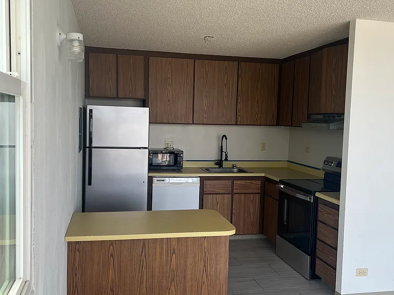 2754 Kuilei St #1004 — Photo 8