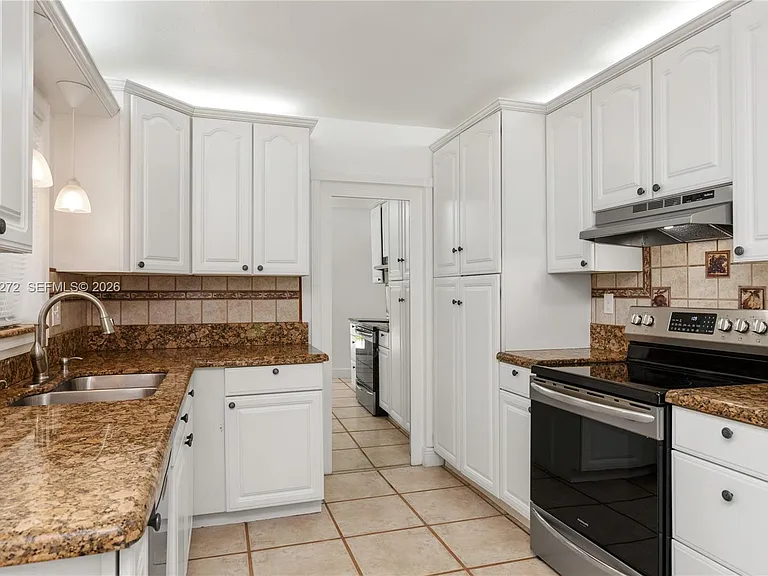 9030 SW 184th Ter — Photo 32