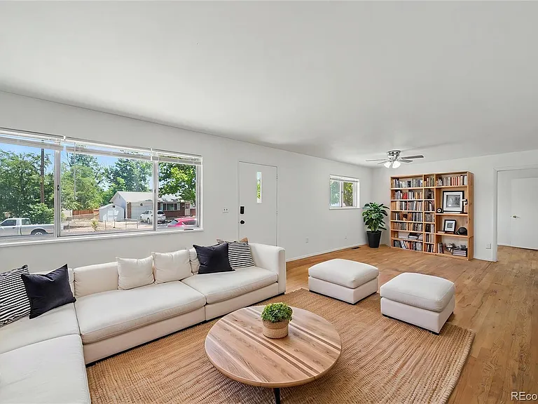2414 Sonoma Dr — Photo 2