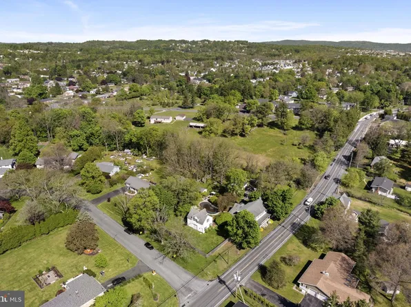 7458 S Main St, Coopersburg, PA 18036