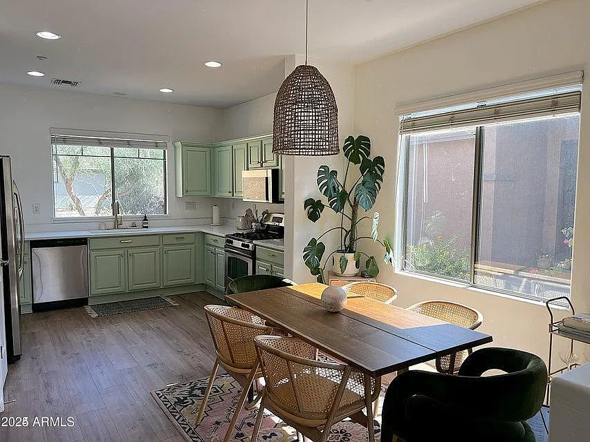 3 bed, 2.0 bath, 1264 sqft, $2,200 — Photo 2