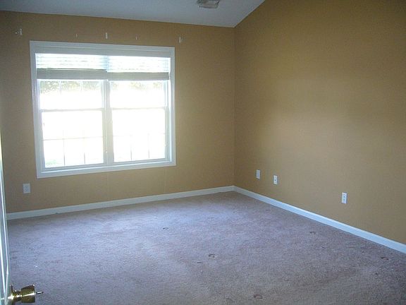 master br w/vaulted ceiling