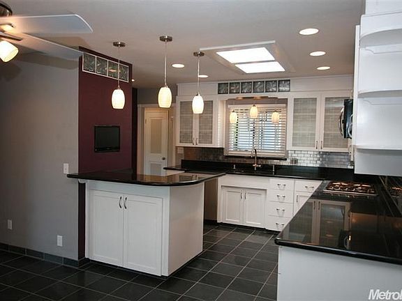 5th image of 530 Sturla St