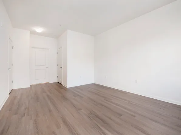 55 Riverwalk Place image 6 of 34