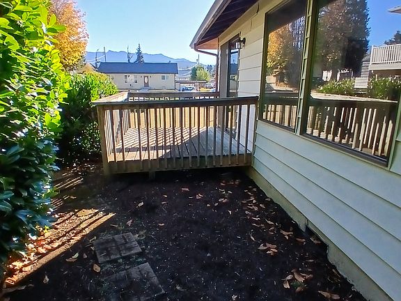 2nd image of 1121 W 6th St #1