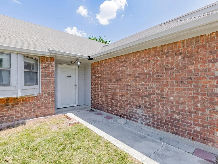 2015 Newton Dr — Photo 4