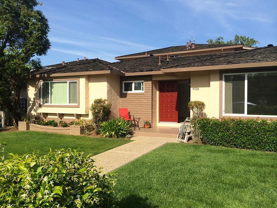 This is a picture of the 4-plex from the street. The apartment for rent is in the back of the building over the garages. The pictured apartment is a 3 bedrm 2 bath unit which is NOT for rent.