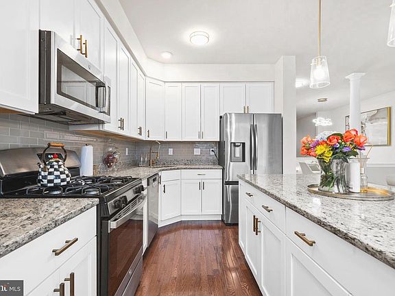 3rd image of 420 Sweet Bay Ln