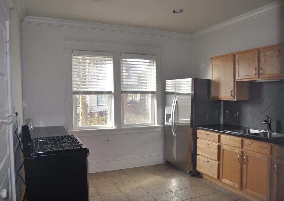 1st image of 605 E Lloyd St