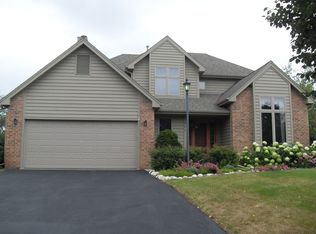 577 River Meadow Dr, Hartland, WI 53029