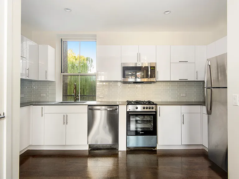 88 Perry St #4R — Photo 5